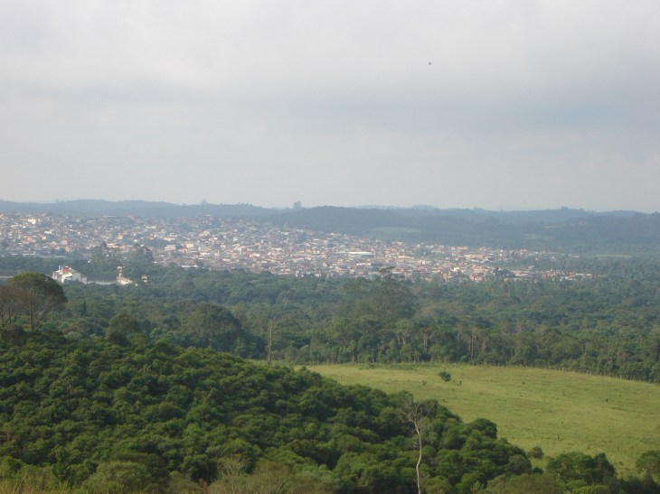 Dentro da cratera tem quase uma cidade