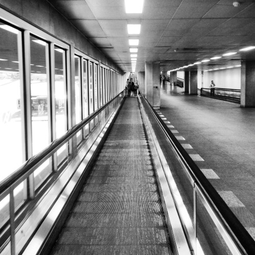 A fantasmagórica esteira que liga o Terminal 1 ao 2 lembra: você vai morrer