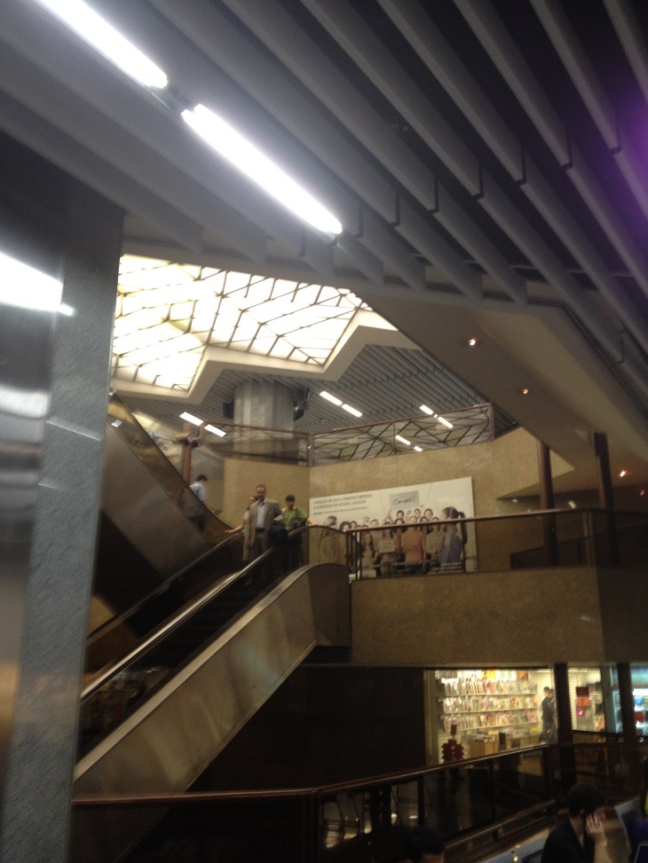 O mais tosco estudante de arquitetura reprovaria esse mezanino inútil