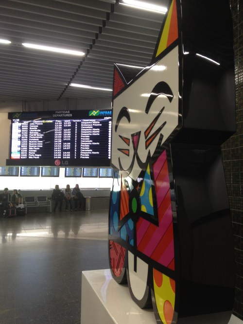 "Arte" de Romero Britto espalhada pelo terminal
