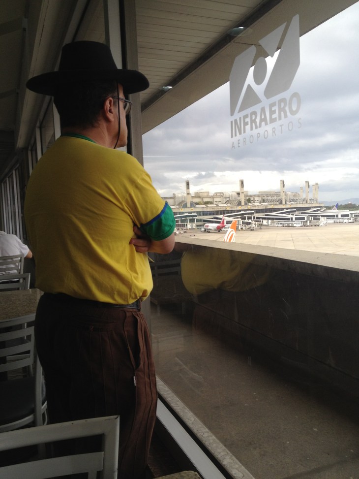Doidinho vai todo dia ao aeroporto para "ter lições de partir"