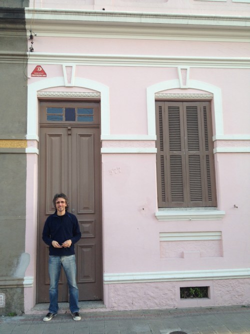 Vitor à frente de seu casarão