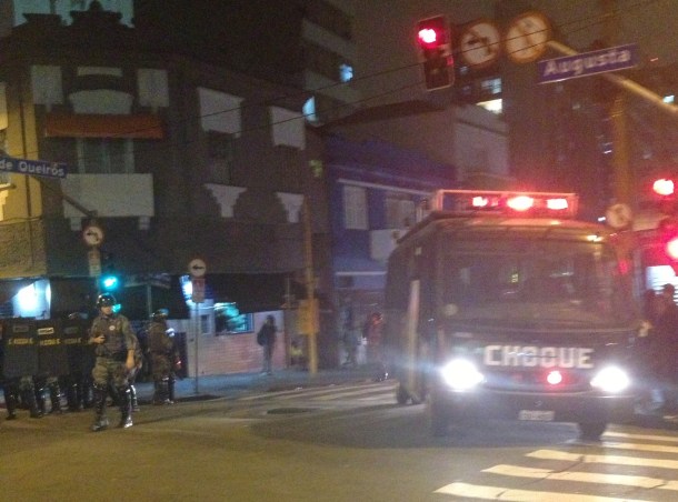 Tropa de Choque na Augusta, pouco antes de atirar balas e bombas sobre passantes