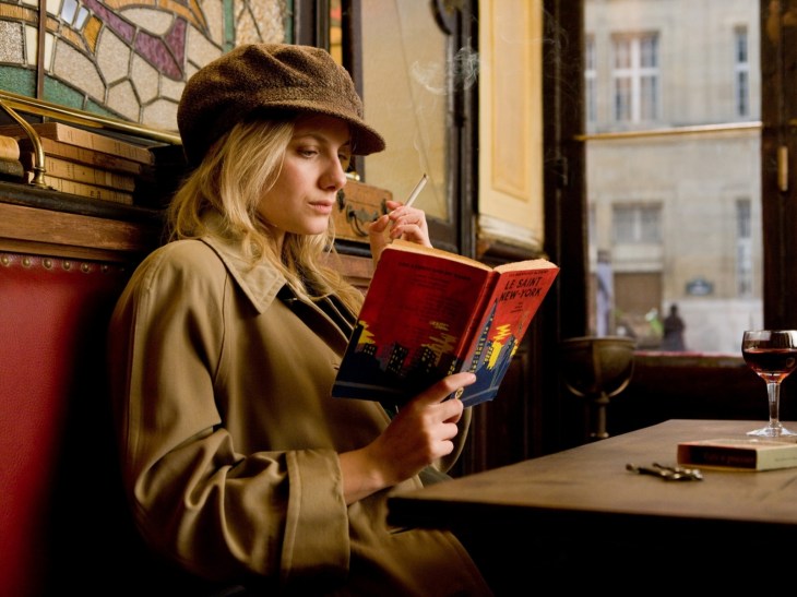 Mélanie Laurent esquece os nazistas para relaxar com Le Saint dans New York, pulp fiction de Leslie Charteris que traz as aventuras do detetive Simon Templar, o Santo