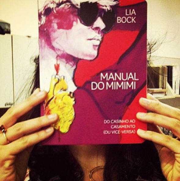 O belo projeto gráfico de Mateus Valadares faz o livro de Lia Bock (dona das unhas acima) parecer um caderno de memórias - recheadas de ilustrações de Zé Otavio