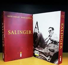 Forrada de fotos inéditas, a edição da bio de Salinger flerta com as capas minimalistas do exigente autor