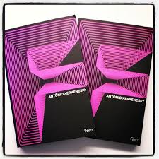 Impossível ficar indiferente a esta chamativa capa