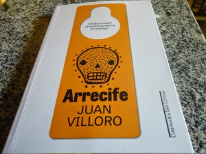 Espertíssima, a capa lembra tanto a estética chicana quanto o 'não perturbe' dos hotéis